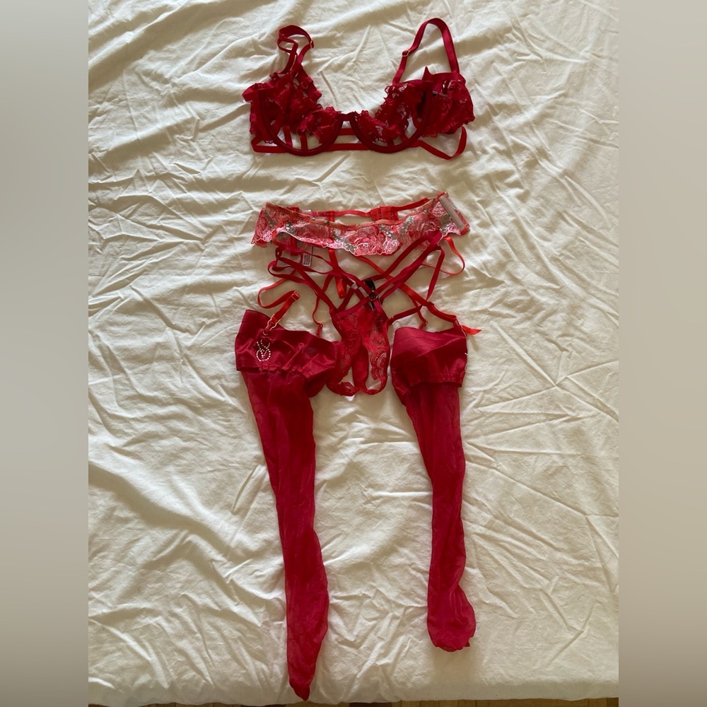Victoria’s Secret lingerie set never worn